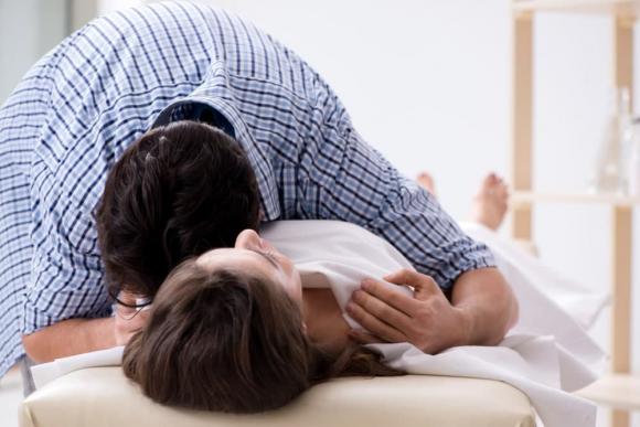Nằm Mơ Thấy Người Thân Đã Mất Nói Chuyện Đánh Con Gì?